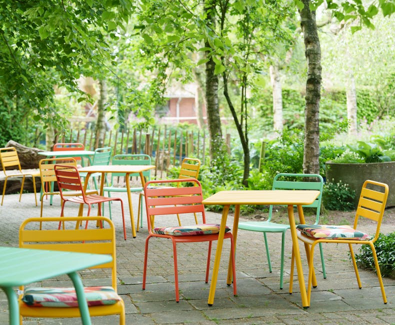 Gekleurde Max stoelen met kussens op terras theetuin Rensink