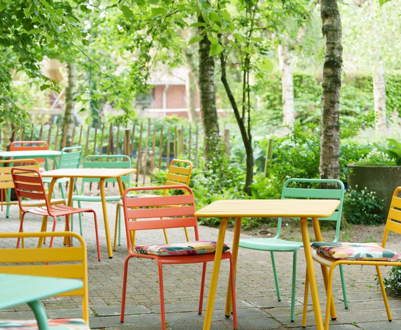Gekleurde Max stoelen met kussens op terras theetuin Rensink