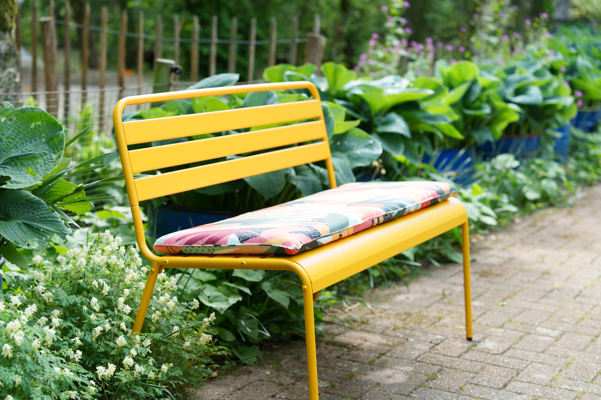 Metal garden bench Max with bench cushion Vaiana in tea garden
