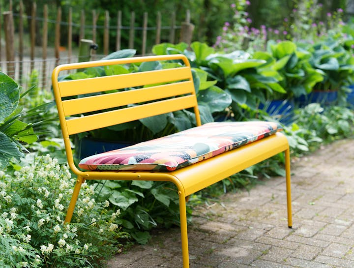 Metalen tuinbank Max met bankkussen Vaiana in theetuin