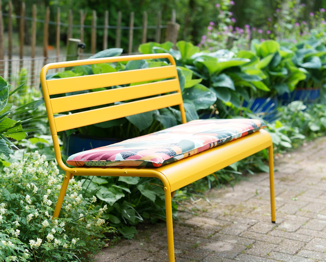 Metal garden bench Max with bench cushion Vaiana in tea garden