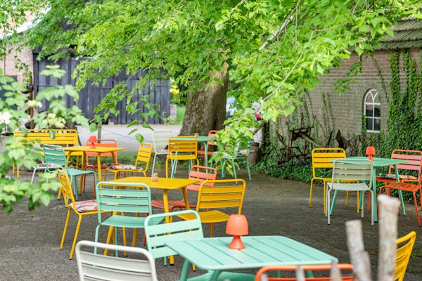 Max metalen tuinsets op terras van theetuin Rensink
