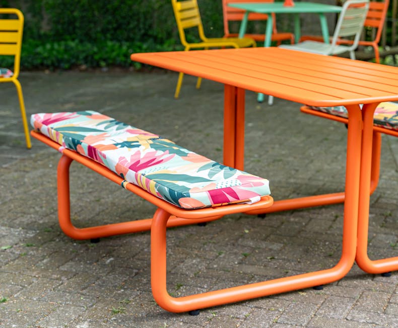 Picnic table cushion Vaiana on orange picnic table Max