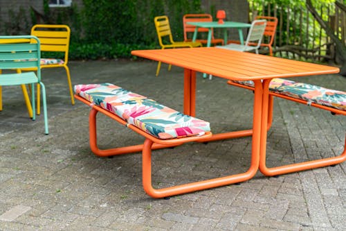 Picnic table cushion Vaiana on orange picnic table Max