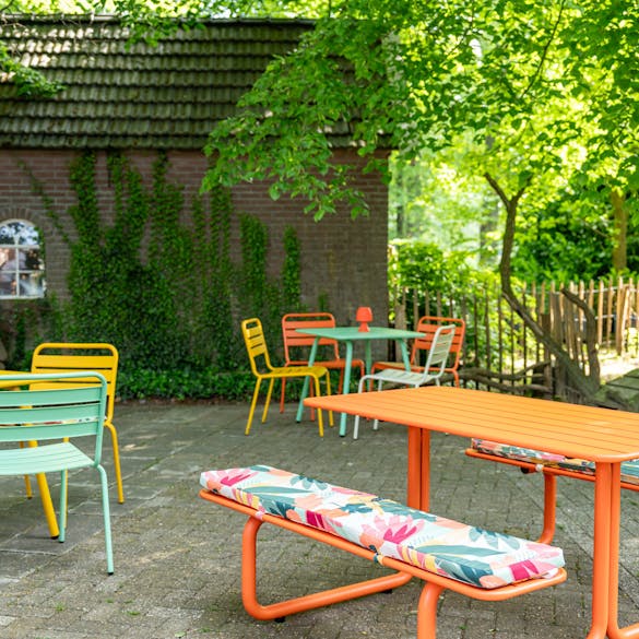 Vaiana Picknickbank-Kissen auf Max Picknicktisch in Orange auf Terrasse mit Max Gartenmöbeln
