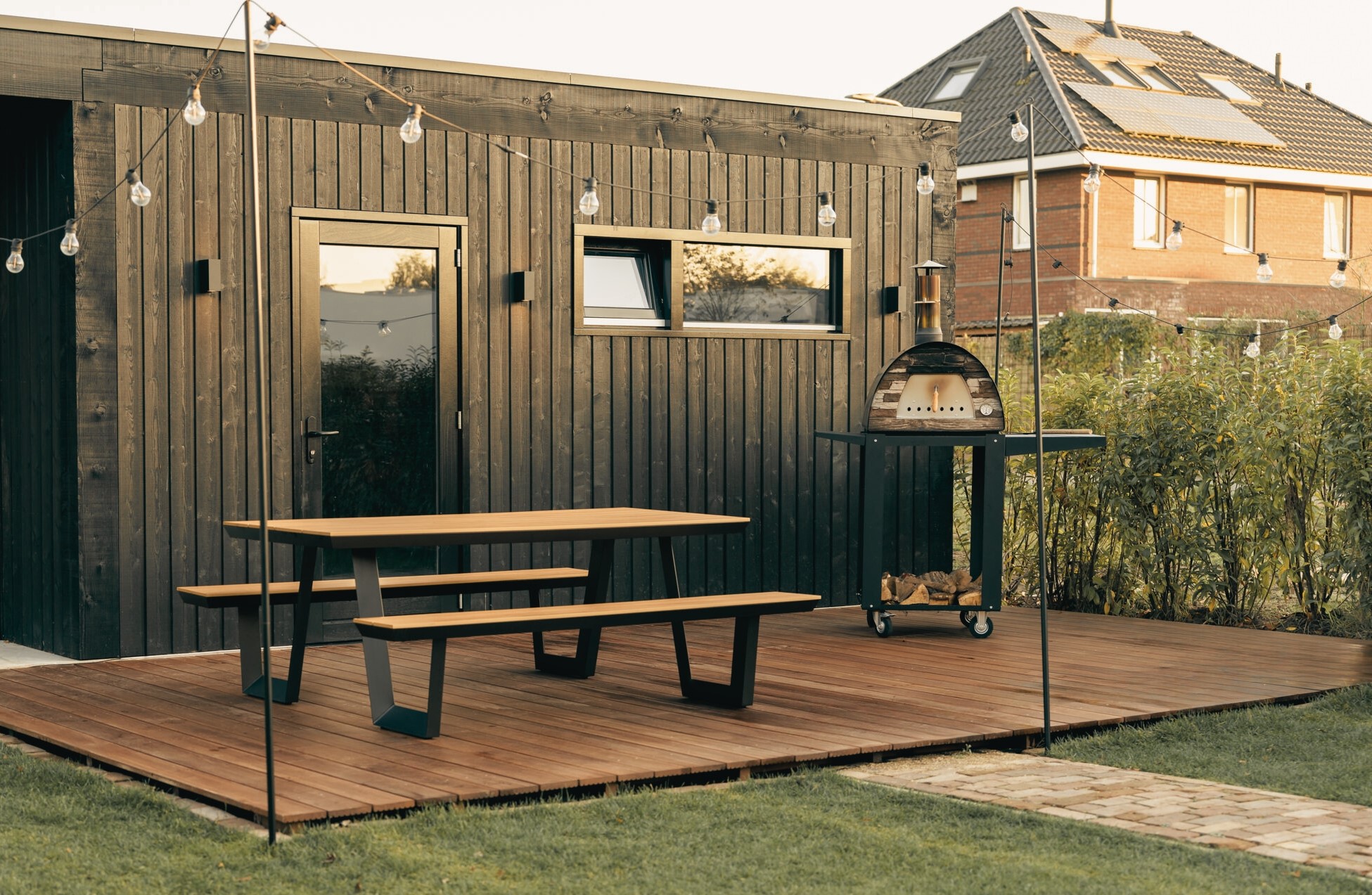 Aluminium picnic table Bermuda with black frame on veranda