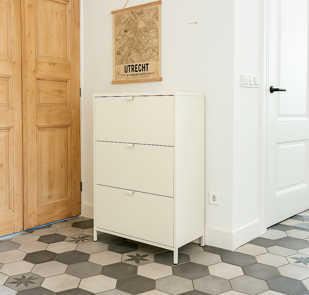 Ivoorkleurige schoenenkast Finn in hal