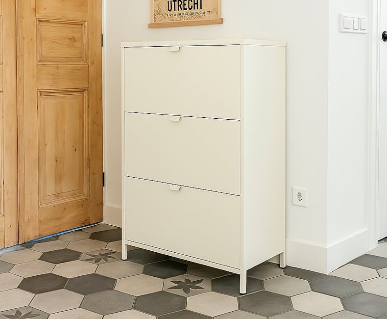 Ivoorkleurige schoenenkast Finn in hal