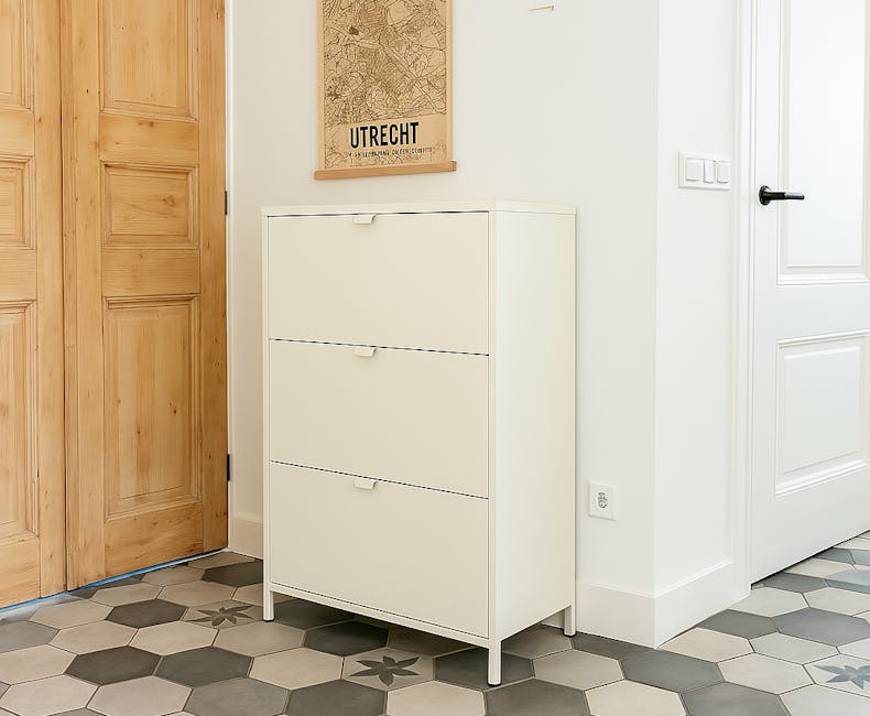 Ivoorkleurige schoenenkast Finn in hal