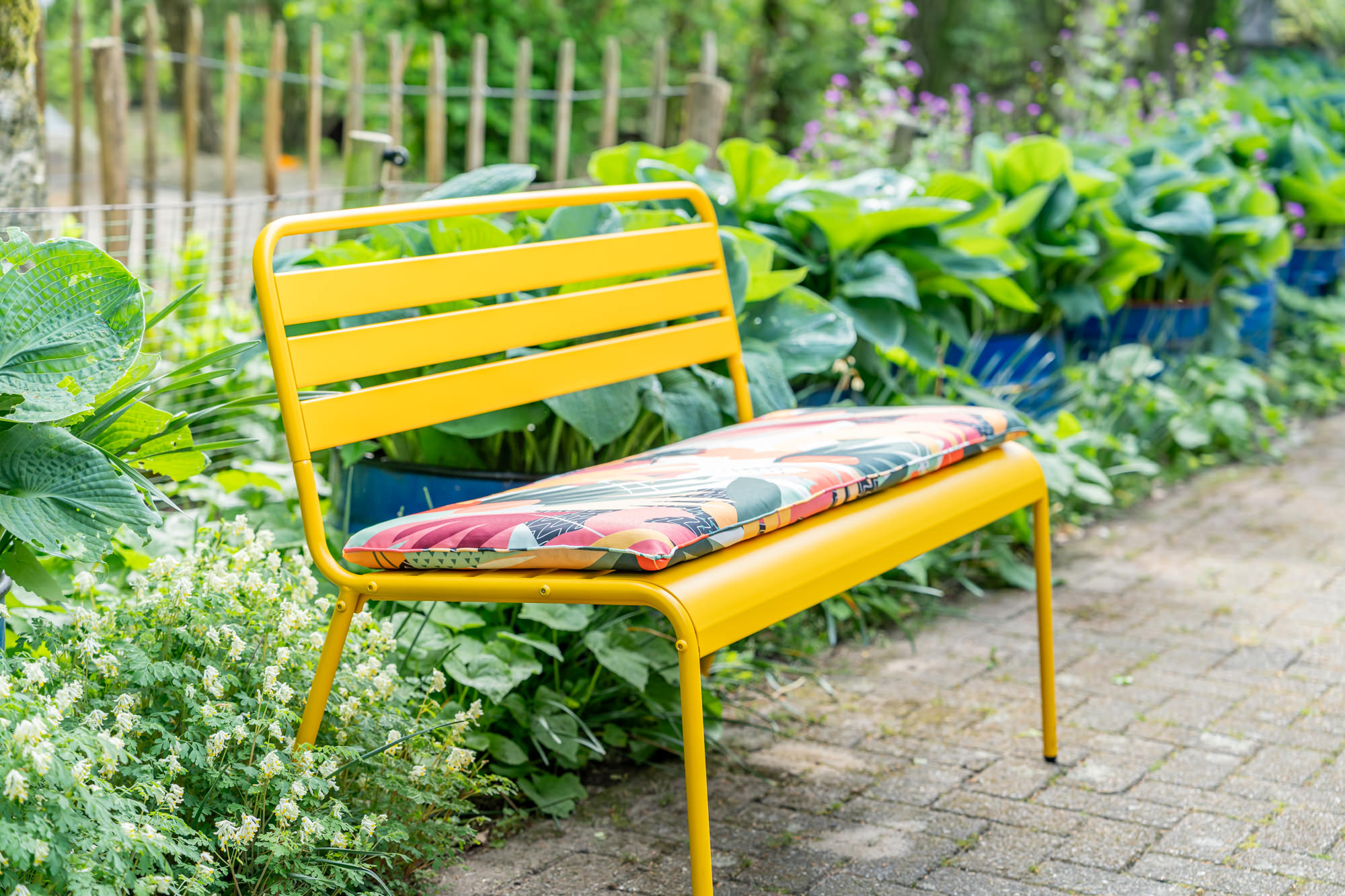 Metalen tuinbank Max met bankkussen Vaiana in theetuin