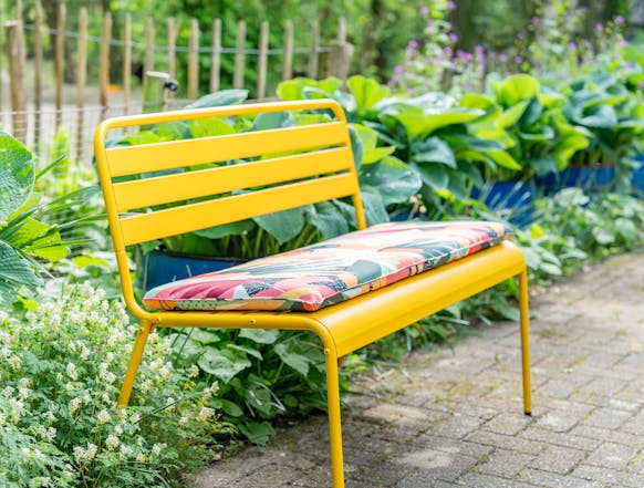 Metal garden bench Max with bench cushion Vaiana in tea garden