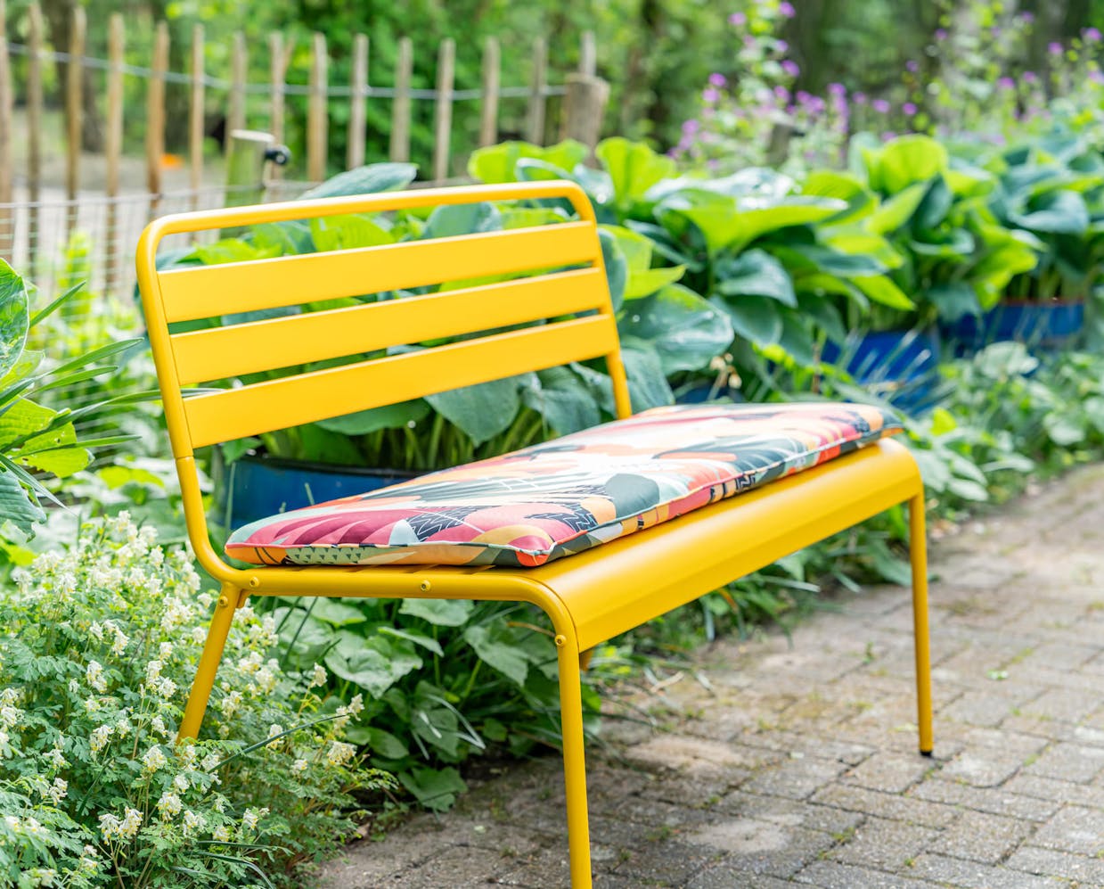 Metalen tuinbank Max met bankkussen Vaiana in theetuin