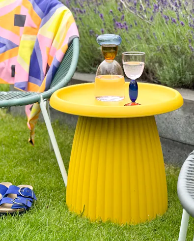 Ockergelber Beistelltisch „Mila“ aus Kunststoff für den Garten