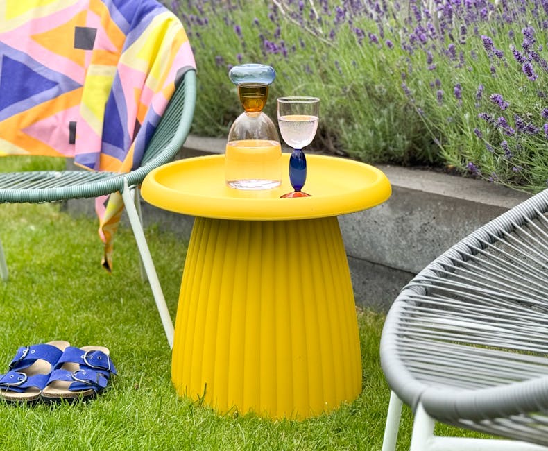 Okergele kunststof bijzettafel Mila buiten in de tuin