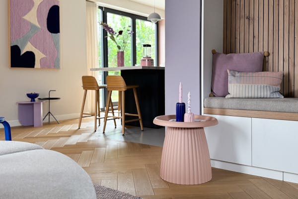 Zalmroze kunststof bijzettafel Mila in woonkamer