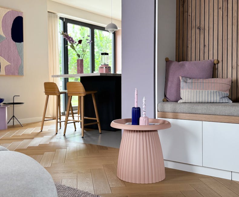 Zalmroze kunststof bijzettafel Mila in woonkamer