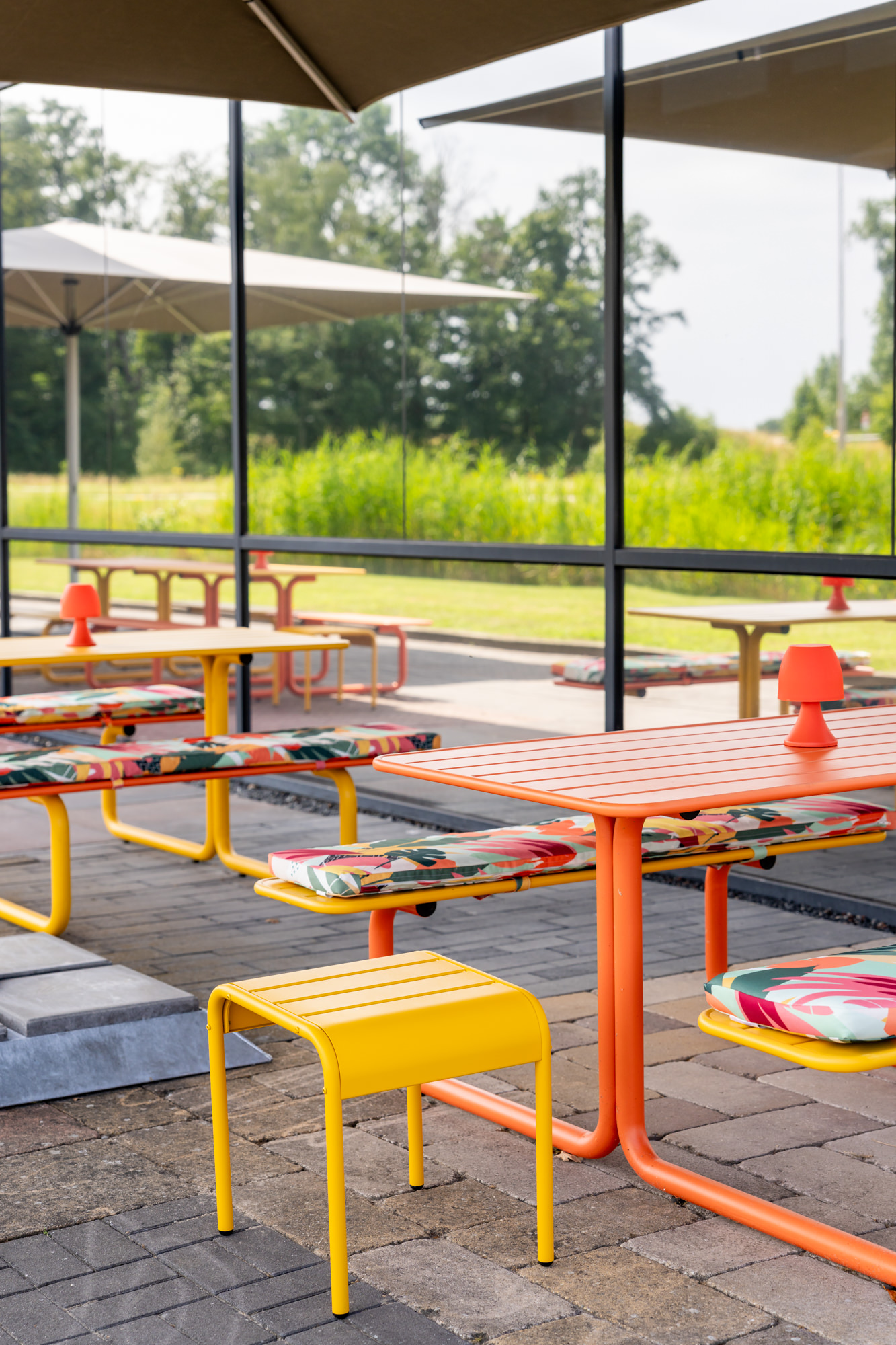 MaximaVida metalen picknicktafels Max okergeel en oranje verticaal met bijzetkrukje