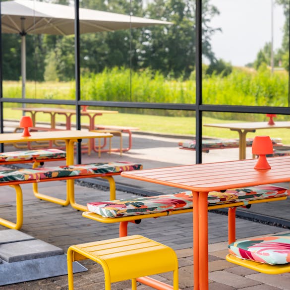 MaximaVida metalen picknicktafels Max okergeel en oranje verticaal met bijzetkrukje