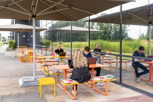 Medewerkers werkend aan gekleurde metalen picknicktafel Max bij Fijnder