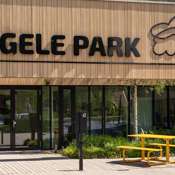 Okergele Max picknicktafel bij scholencomplex Het Gele Park in Lichtenvoorde