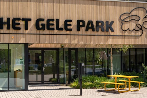 Okergele Max picknicktafel bij scholencomplex Het Gele Park in Lichtenvoorde