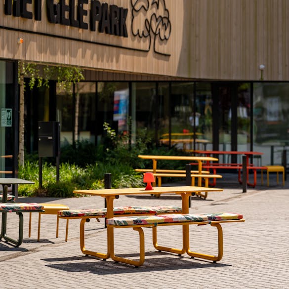 Picknicktafels Max bij scholencomplex Het Gele Park in Lichtenvoorde