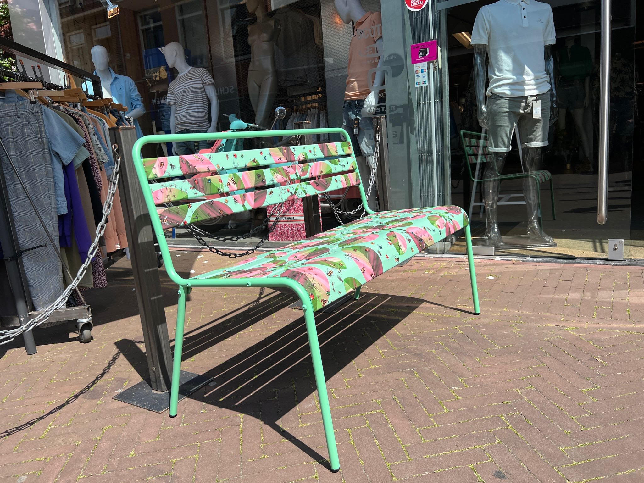 Metalen Max Gartenbank in Kaktusgrün mit Aufklebern mit Designer-Print