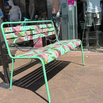 Metalen Max Gartenbank in Kaktusgrün mit Aufklebern mit Designer-Print