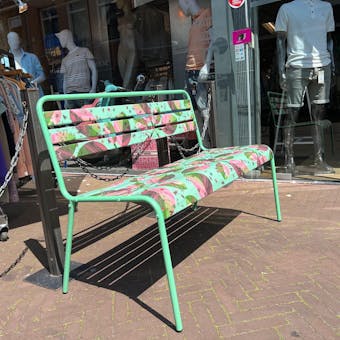 Metalen Max tuinbank in cactus groen bestickerd met print van designer