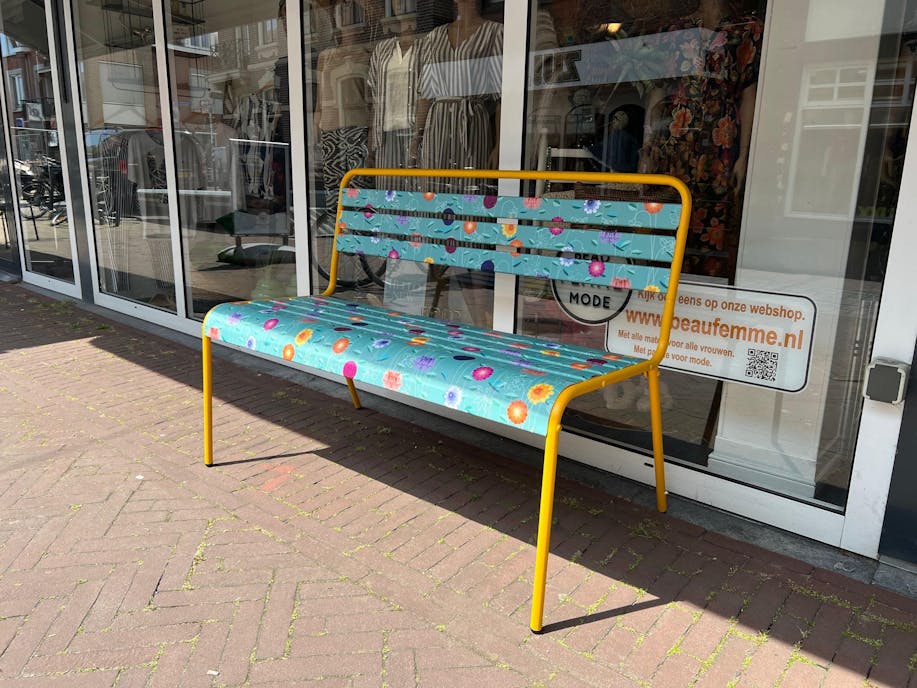 metalen bank Max okergeel met dahlia print van Natasja Scharenborg