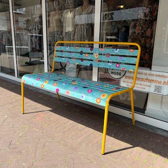 metalen bank Max okergeel met dahlia print van Natasja Scharenborg