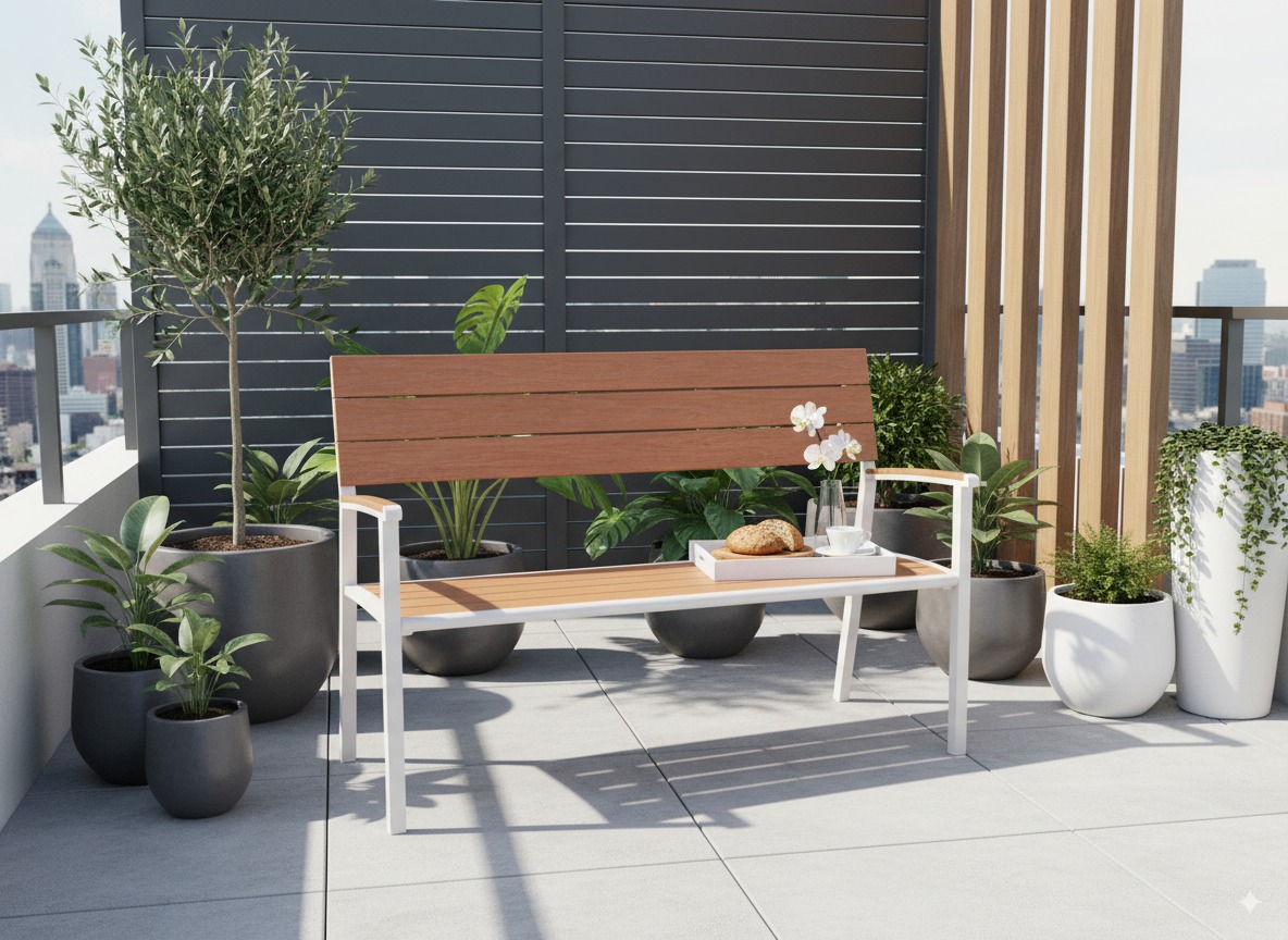 Elfenbeinfarbene aluminium-Bermuda-gartenbank auf einer dachterrasse