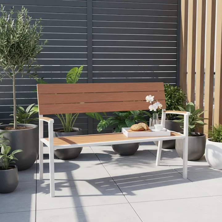 Elfenbeinfarbene aluminium-Bermuda-gartenbank auf einer dachterrasse