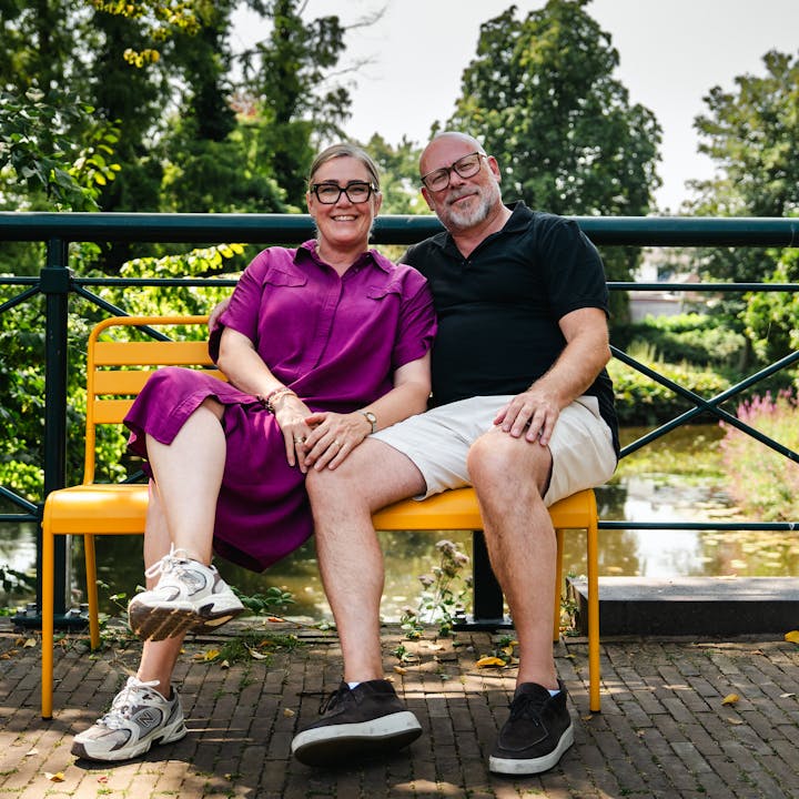 Suzanne en Jeroen op het okergele Max tuinbankje op de brug in Groenlo