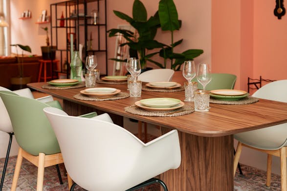 MaximaVida Esszimmerstuhl Cuyp an einem Walnussholztisch