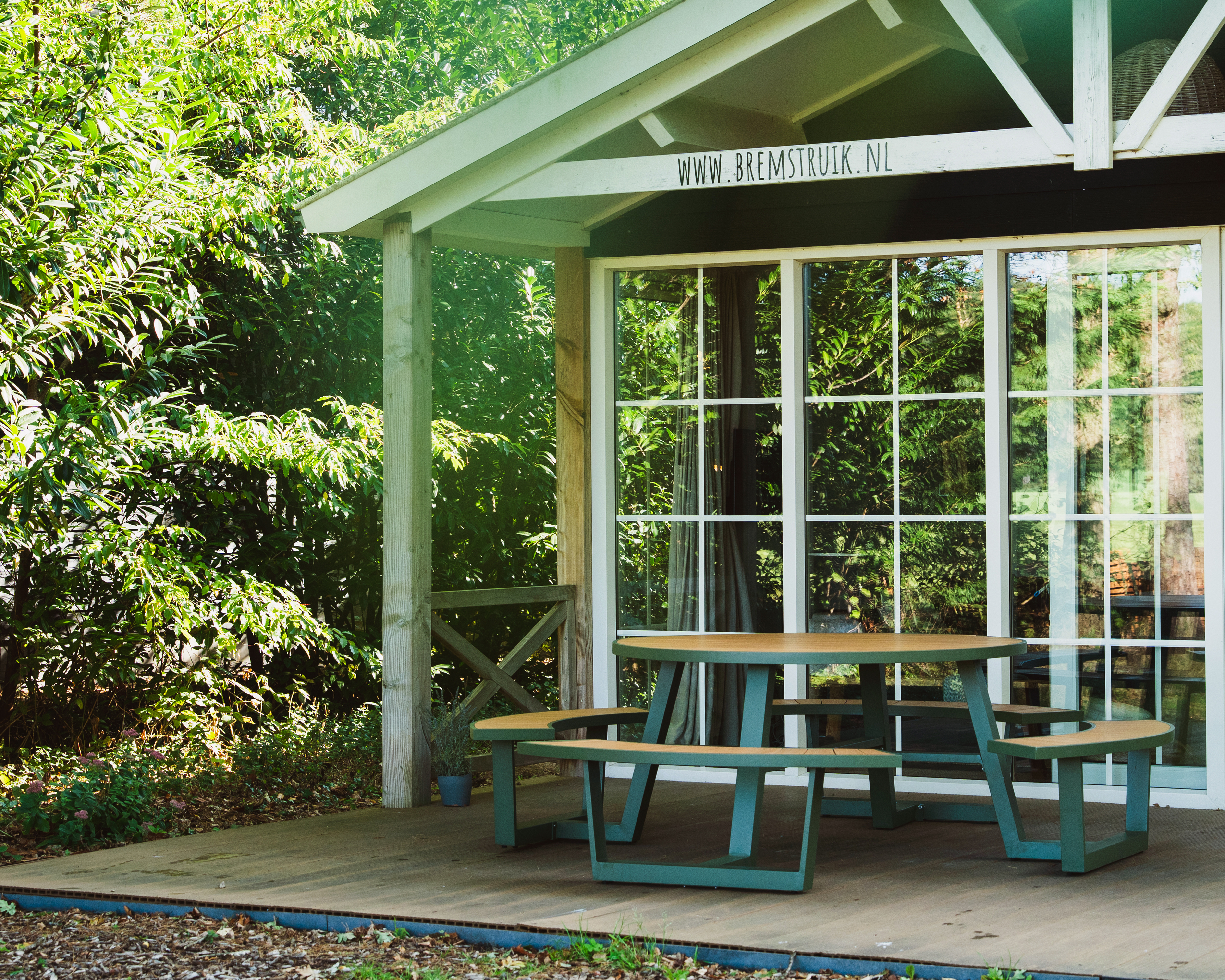 Round aluminium Bermuda picnic table in olive green on veranda Bremstruik 