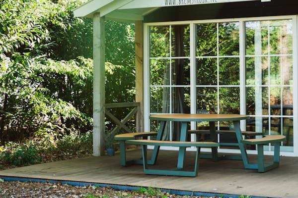 Runder Aluminium-Picknicktisch Bermuda in Olivgrün auf der Veranda Bremstruik