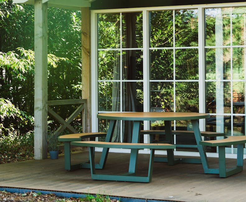 Round aluminium Bermuda picnic table in olive green on veranda Bremstruik