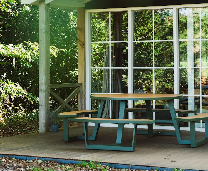 Runder Aluminium-Picknicktisch Bermuda in Olivgrün auf der Veranda Bremstruik