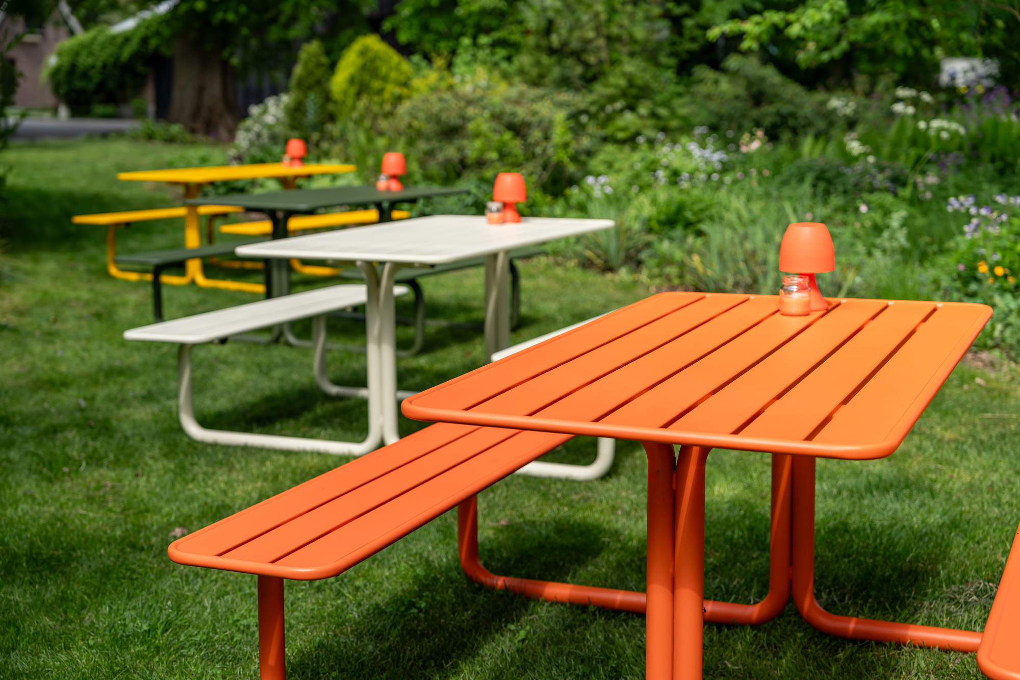 Gekleurde metalen picknicktafels Max