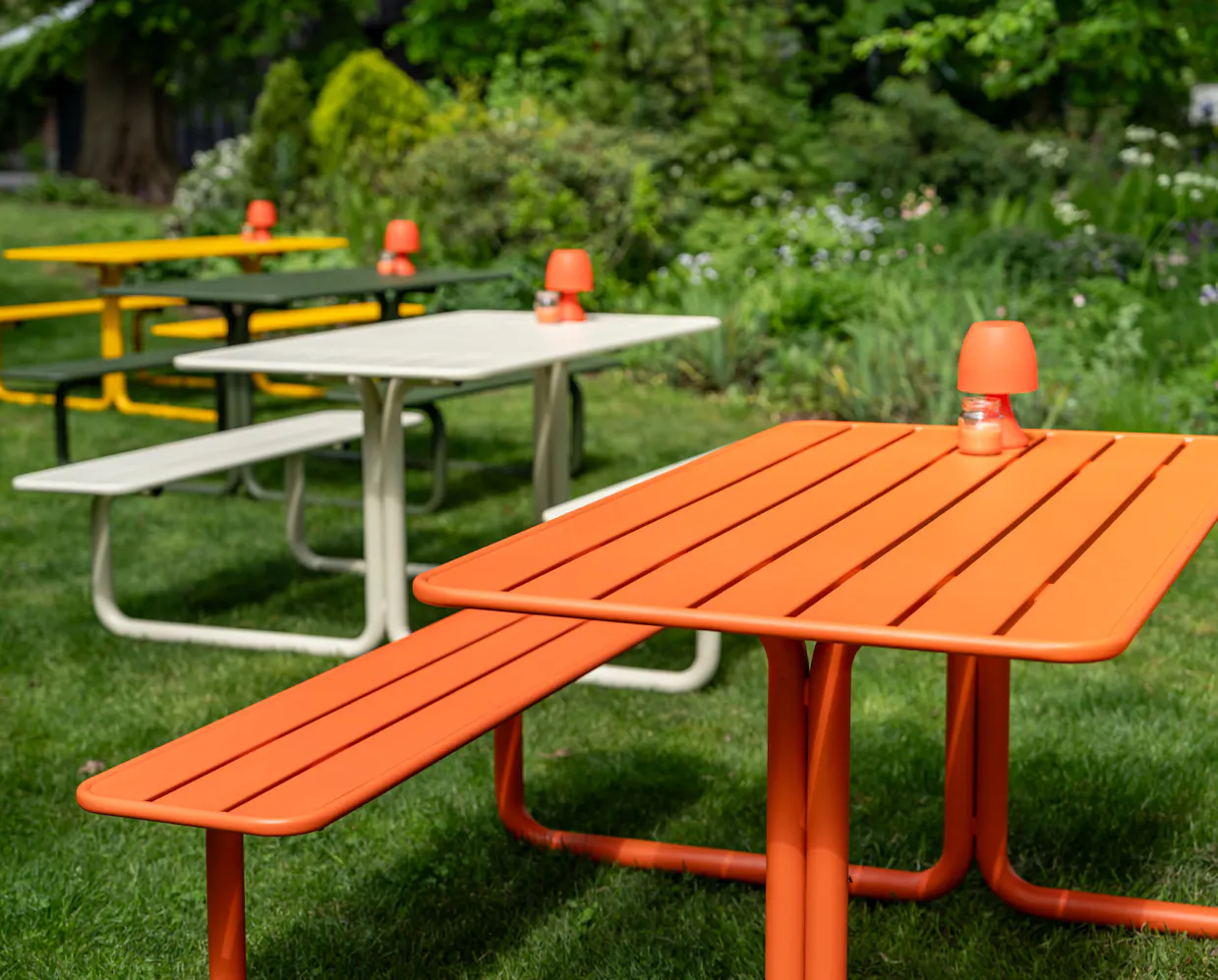 Gekleurde metalen picknicktafels Max