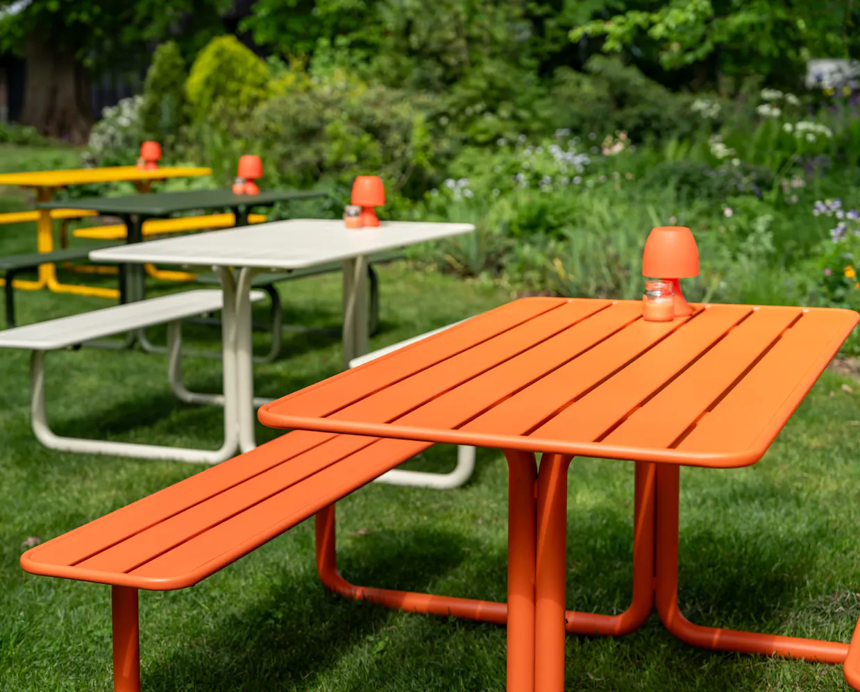 Gekleurde metalen picknicktafels Max