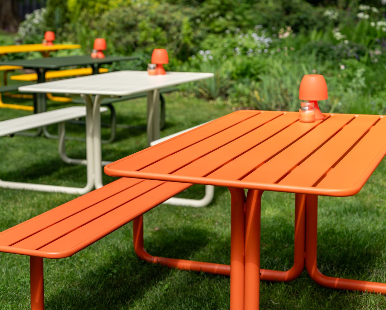 Gekleurde metalen picknicktafels Max