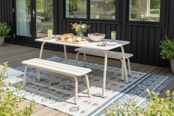 Ivory-coloured Max picnic set in garden