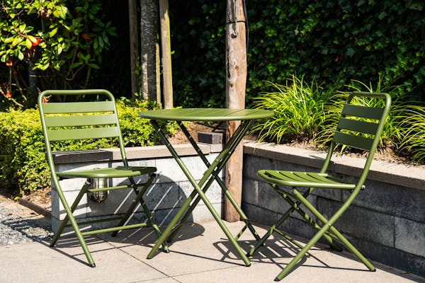 Metalen bistroset Max olijfgroen in tuin