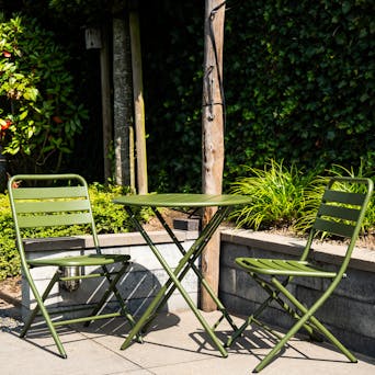 Metalen bistroset Max olijfgroen in tuin