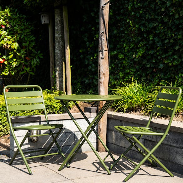 Metal bistro set Max olive green in the garden