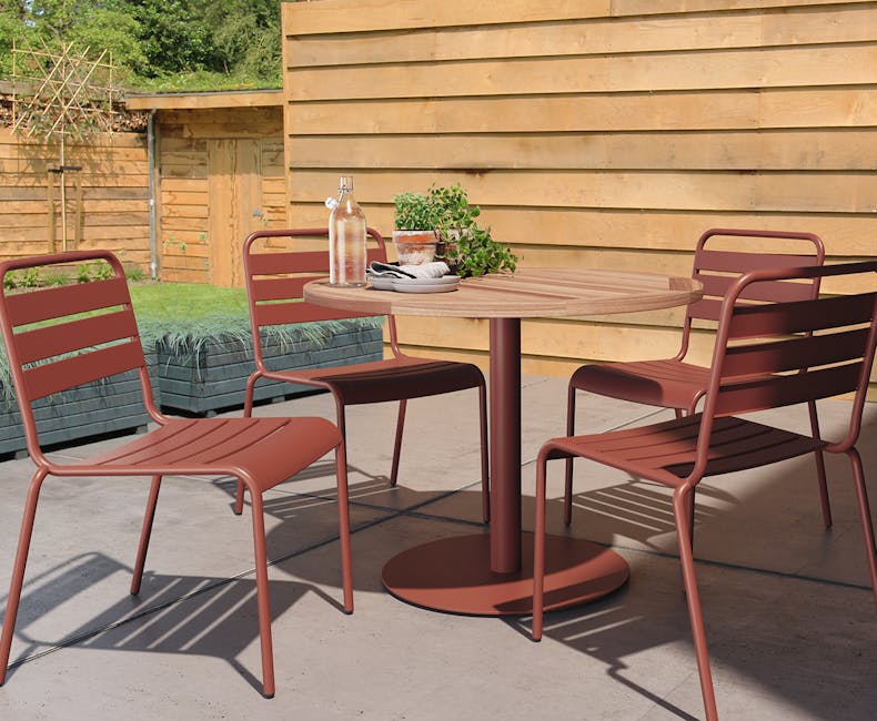 Java garden table with Portland legs and Max chairs in rust brown