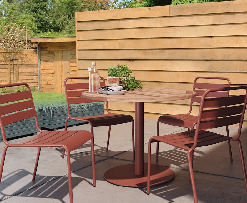 Gartentisch Java mit Portland-Beinen und Max-Stühlen in Rostbraun