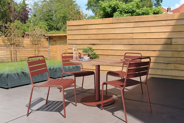 Gartentisch Java mit Portland-Beinen und Max-Stühlen in Rostbraun